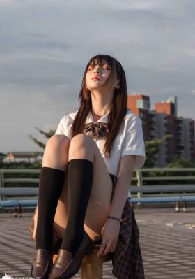 女性黑色蕾丝抹胸开叉短裙拔萝卜