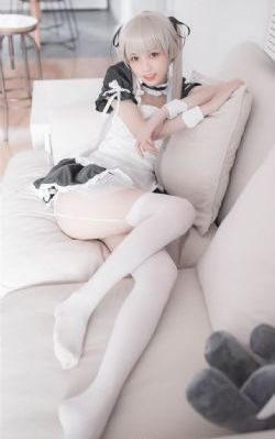 两个女人在有风景的海滩